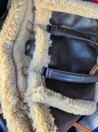Bolso de piel sintética con borreguito