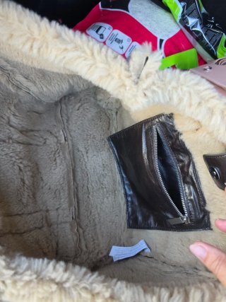 Bolso de piel sintética con borreguito