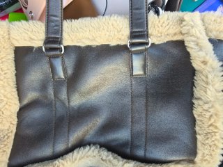 Bolso de piel sintética con borreguito