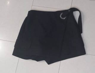 Falda pantalón bershka negra con cinturón