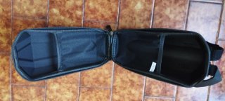 Mochila negra rígida