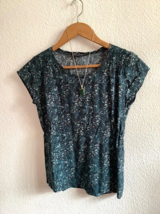 Camiseta Zergatik verde y azul