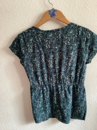 Camiseta Zergatik verde y azul