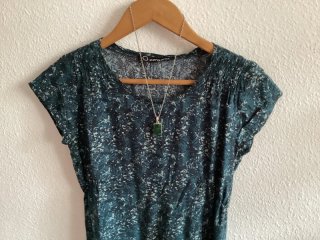 Camiseta Zergatik verde y azul