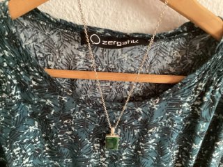 Camiseta Zergatik verde y azul