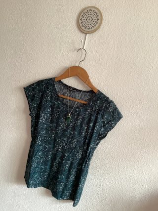 Camiseta Zergatik verde y azul