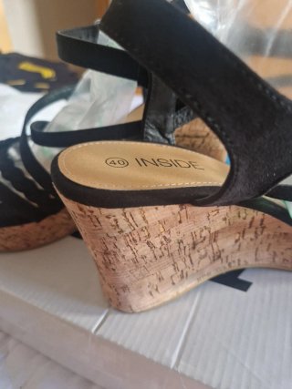 Cuñas negras con tiras trenzadas