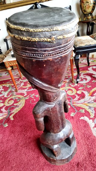 Tambor africano tallado a mano