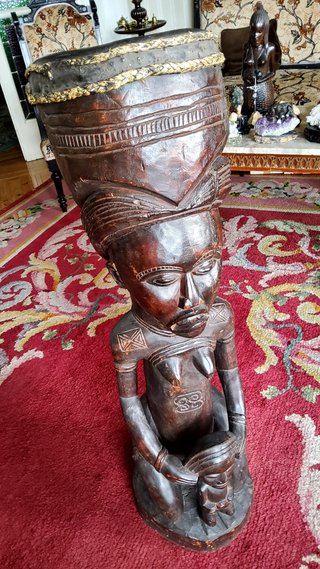 Tambor africano tallado a mano