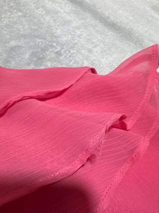 Blusa rosa con volantes y tirantes cruzados