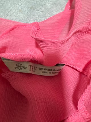 Blusa rosa con volantes y tirantes cruzados
