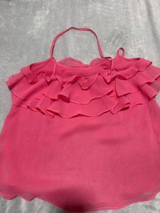 Blusa rosa con volantes y tirantes cruzados