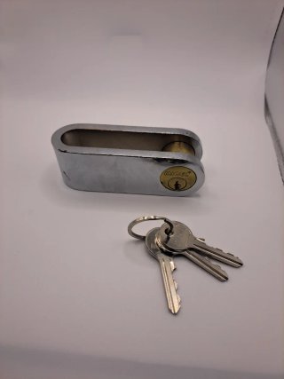 Candado para cierre de ballesta plegable.