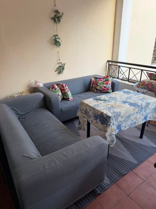 Comedor, 2 sofás y 2 estructuras de cama