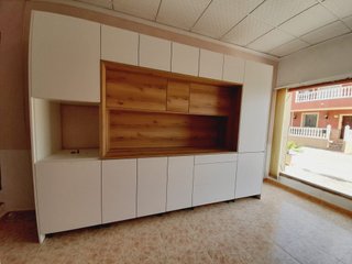 Cocina modular blanca y madera