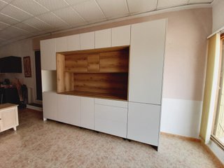 Cocina modular blanca y madera