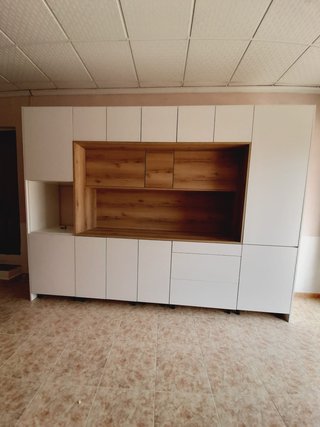 Cocina modular blanca y madera