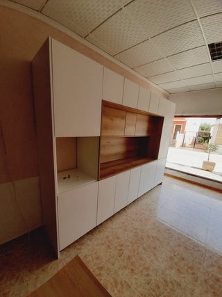 Cocina modular blanca y madera