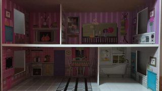 Casita de muñecas rosa de madera