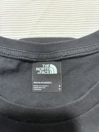 Camiseta The North Face Negra Roja