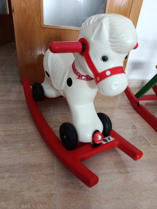 Caballo correpasillos y balancín blanco