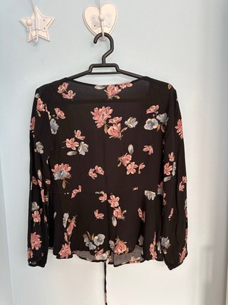Camisa floral negra y rosa talla única