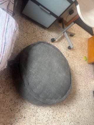 Puf redondo de tela gris