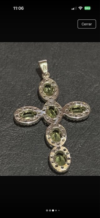 Colgante Cruz Oro blanco 750 con Piedras Verdes