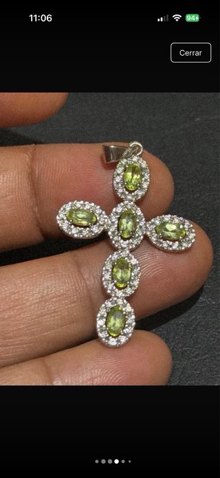 Colgante Cruz Oro blanco 750 con Piedras Verdes