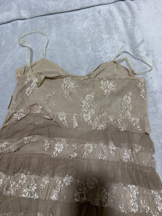 Vestido beige con volantes y encaje