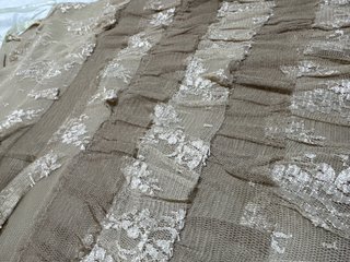 Vestido beige con volantes y encaje