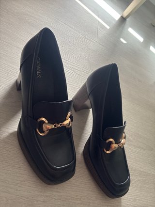 Zapatos de tacón negros con detalle dorado