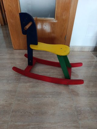 Caballo balancín de madera infantil