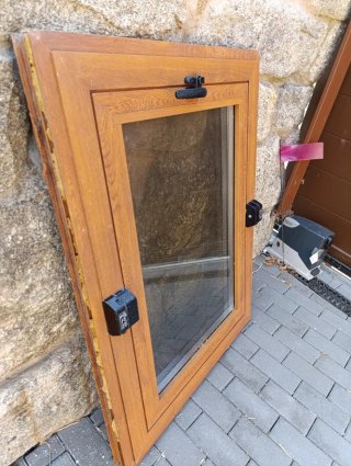 Ventana PVC Roble Dorado Pivotante