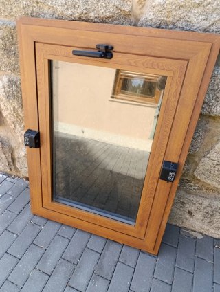 Ventana PVC Roble Dorado Pivotante