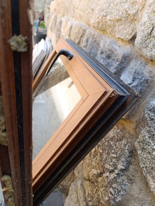 Ventana PVC Roble Dorado Pivotante
