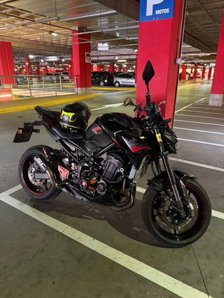 Kawasaki Z900 Negra y Roja