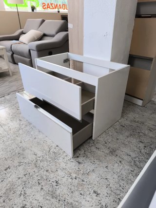 Mueble de baño blanco y plateado