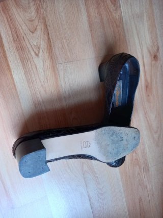 Zapatos de tacón negros y marrones
