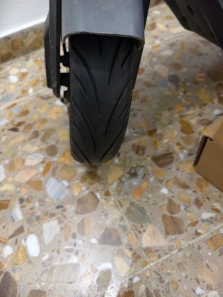 Patinete Eléctrico NIU KQi2 con casco incluido.