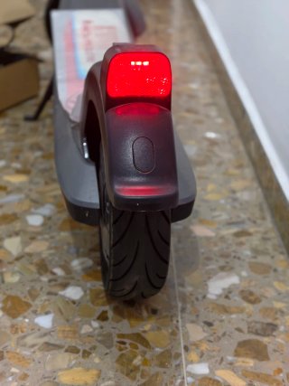 Patinete Eléctrico NIU KQi2 con casco incluido.