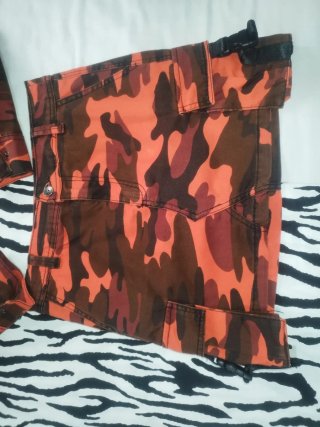 Conjunto militar chica naranja y marrón
