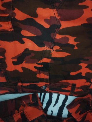 Conjunto militar chica naranja y marrón