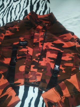 Conjunto militar chica naranja y marrón