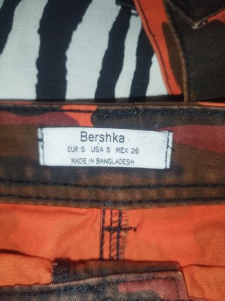 Conjunto militar chica naranja y marrón