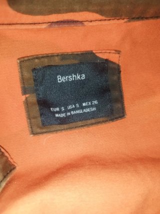 Conjunto militar chica naranja y marrón