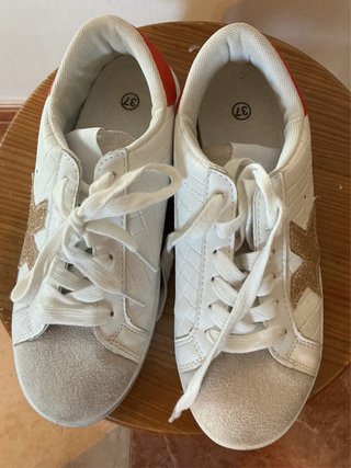 Zapatillas blancas con estrella dorada talla 37