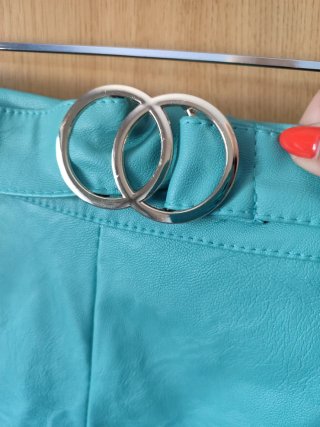 Shorts polipiel cinturón talla L Nuevo