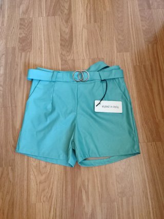 Shorts polipiel cinturón talla L Nuevo