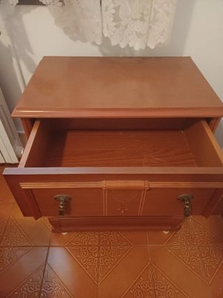 Cómoda 5 cajones y 2 mesitas de noche
